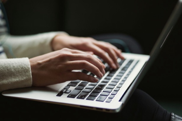 Person arbeitet am Laptop an Auswertungen