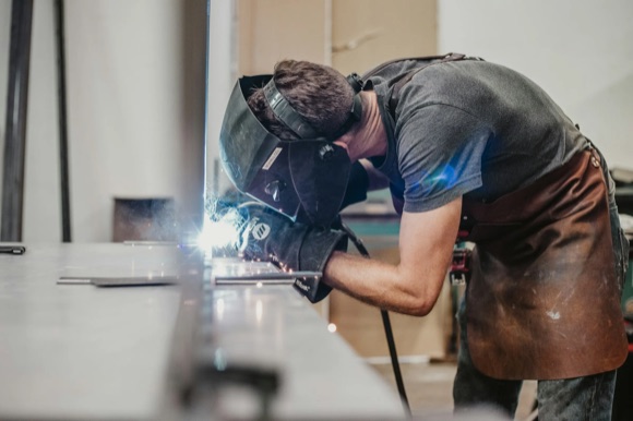 Fachkraft in einer Werkstatt bei der Arbeit