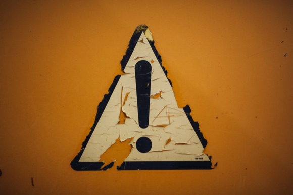Warnschild auf einer Industriebaustelle