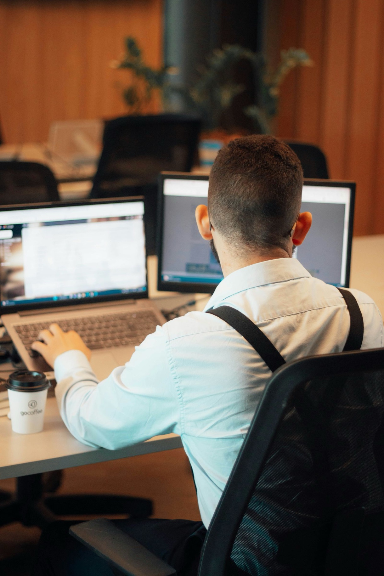 Person bei der Personalplanung am Arbeitsplatz