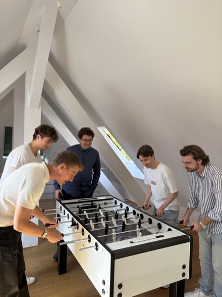 Team beim Fußballspielen