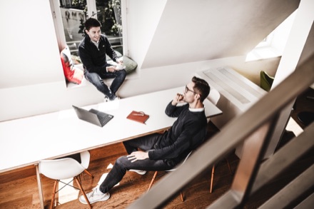 Antonio und Philipp am Schreibtisch