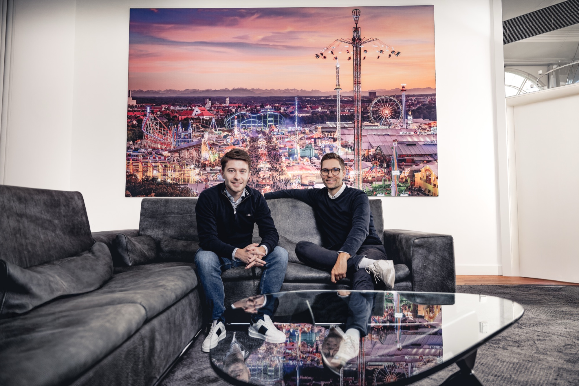 Philipp Eckert und Antonio Zill, die Gründer von Pactos, in ihrem Münchner Büro