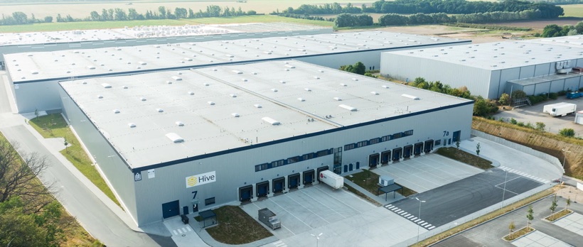 Logistikzentrum von HIVE aus der Luft, Lkw an den Verladetoren