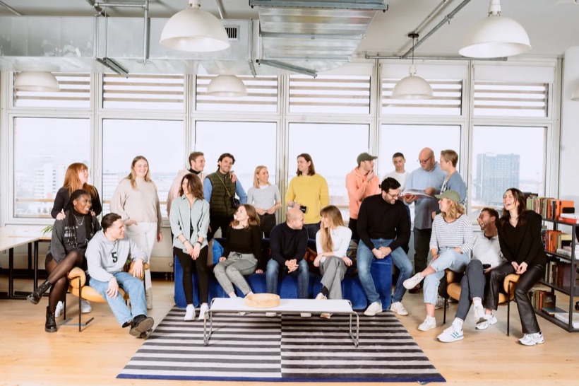 Gruppenaufnahme des Talent-Spring-Teams in einem hellen Büro