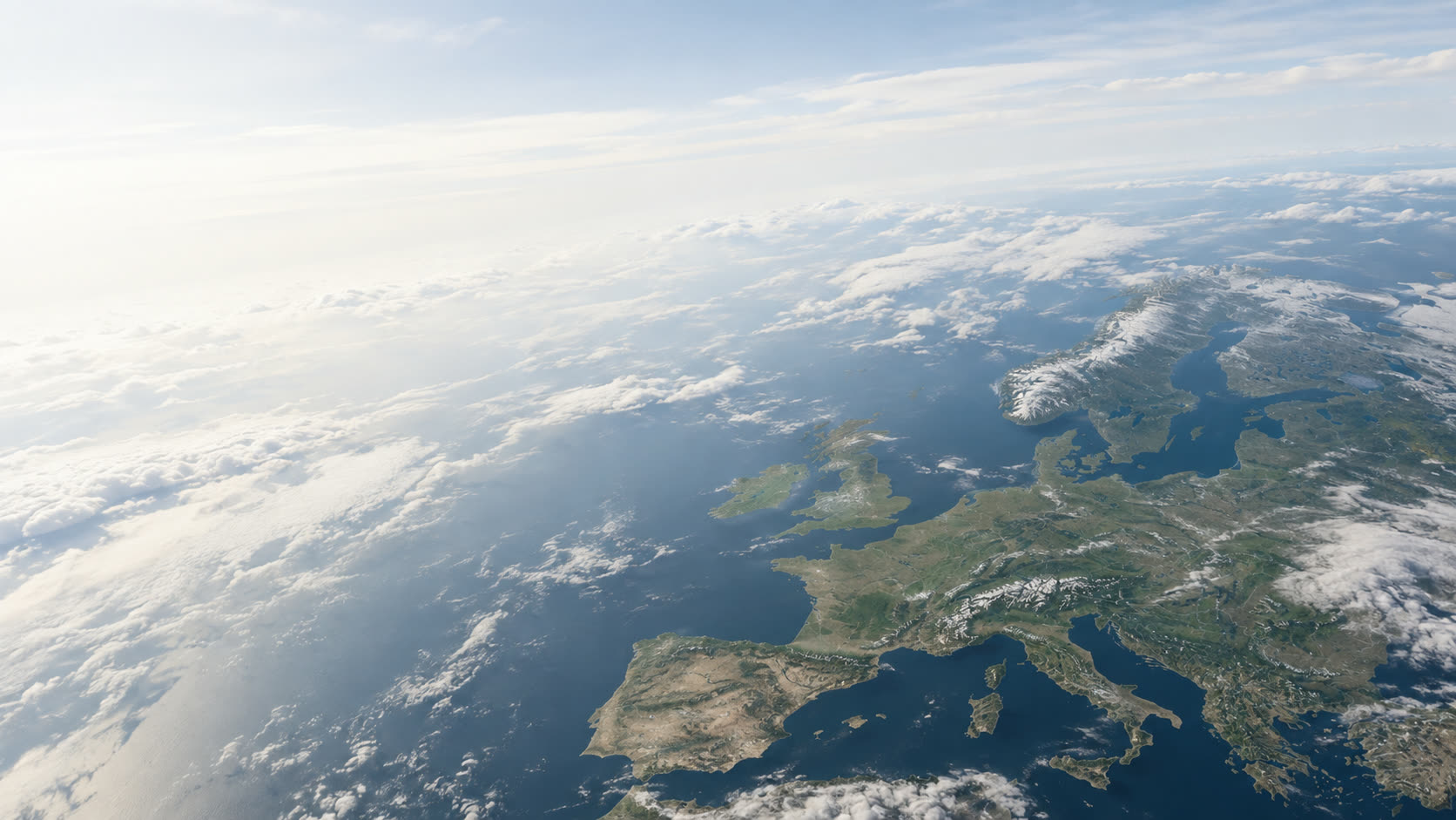 Satellitenbild von Europa bei Tag: der Kontinent mit Alpen und Küstenlinien unter Wolkenfeldern, dahinter der Atlantik